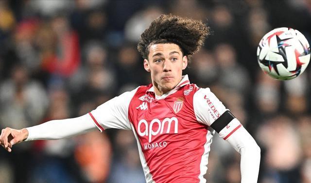 包含摩纳哥客场逆转蒙彼利埃，保持不败纪录的词条