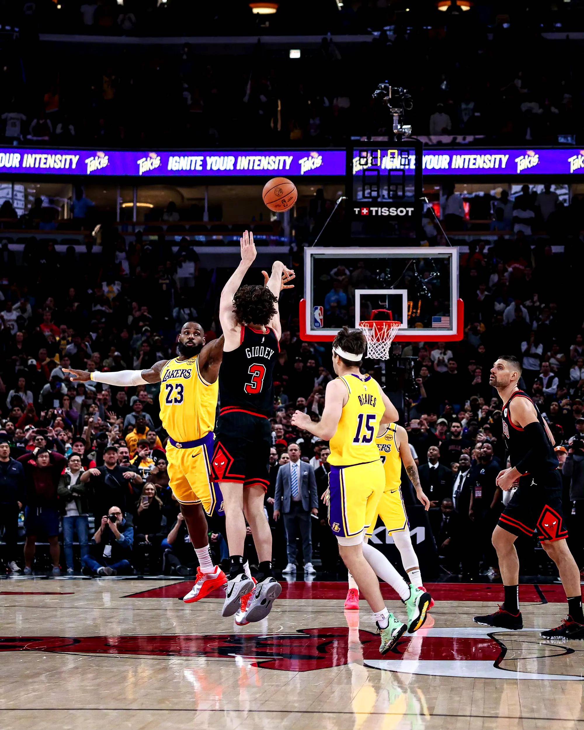 关于湖人逆转鹈鹕，詹姆斯砍下绝杀三分的信息