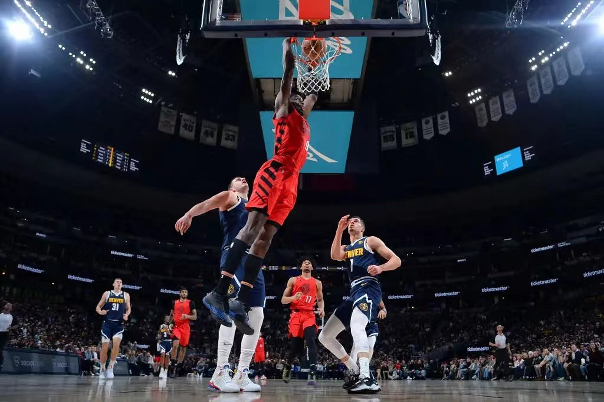 开拓者主场大胜掘金，利拉德砍下30分