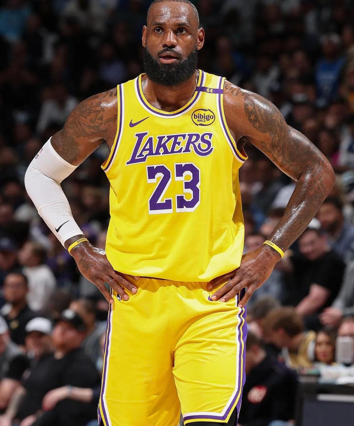 包含勇士B队绝杀76人，詹姆斯高光表现的词条