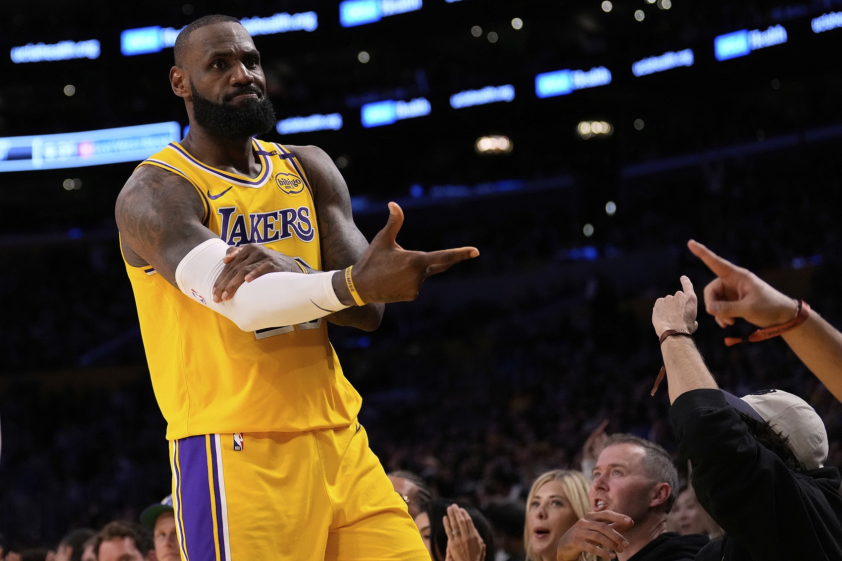 包含勇士B队绝杀76人，詹姆斯高光表现的词条