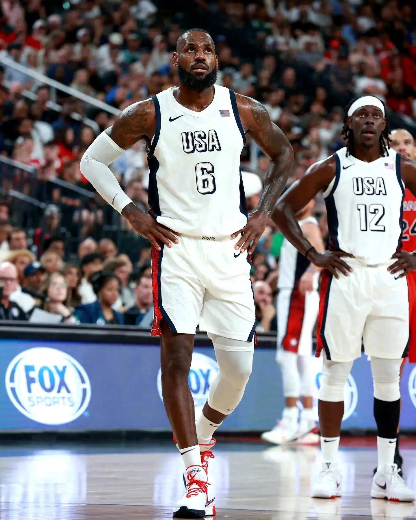 加拿大男篮鏖战法国男篮，布克送出助攻