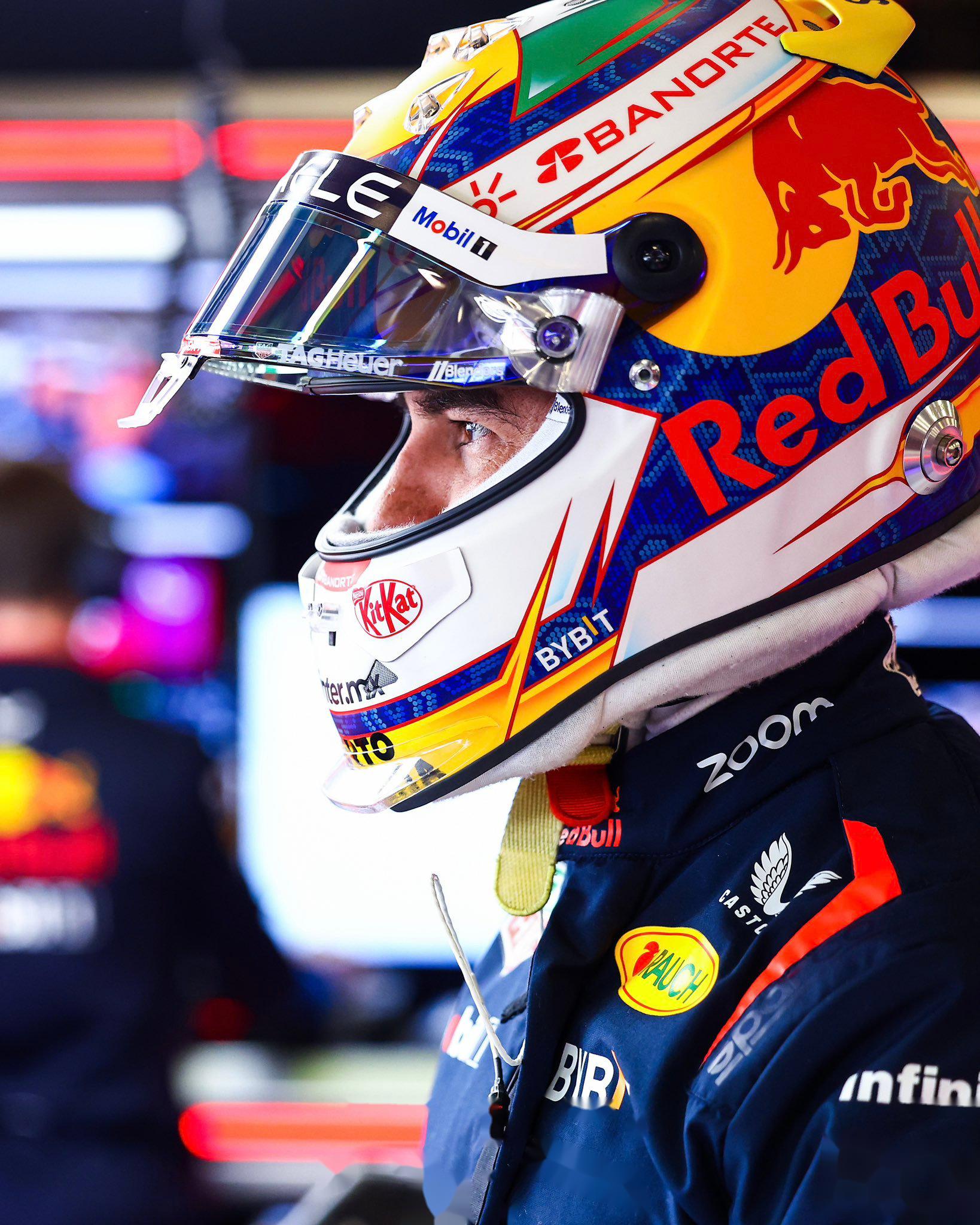 红牛车队鏖战雷诺车队，佩雷兹刷新纪录