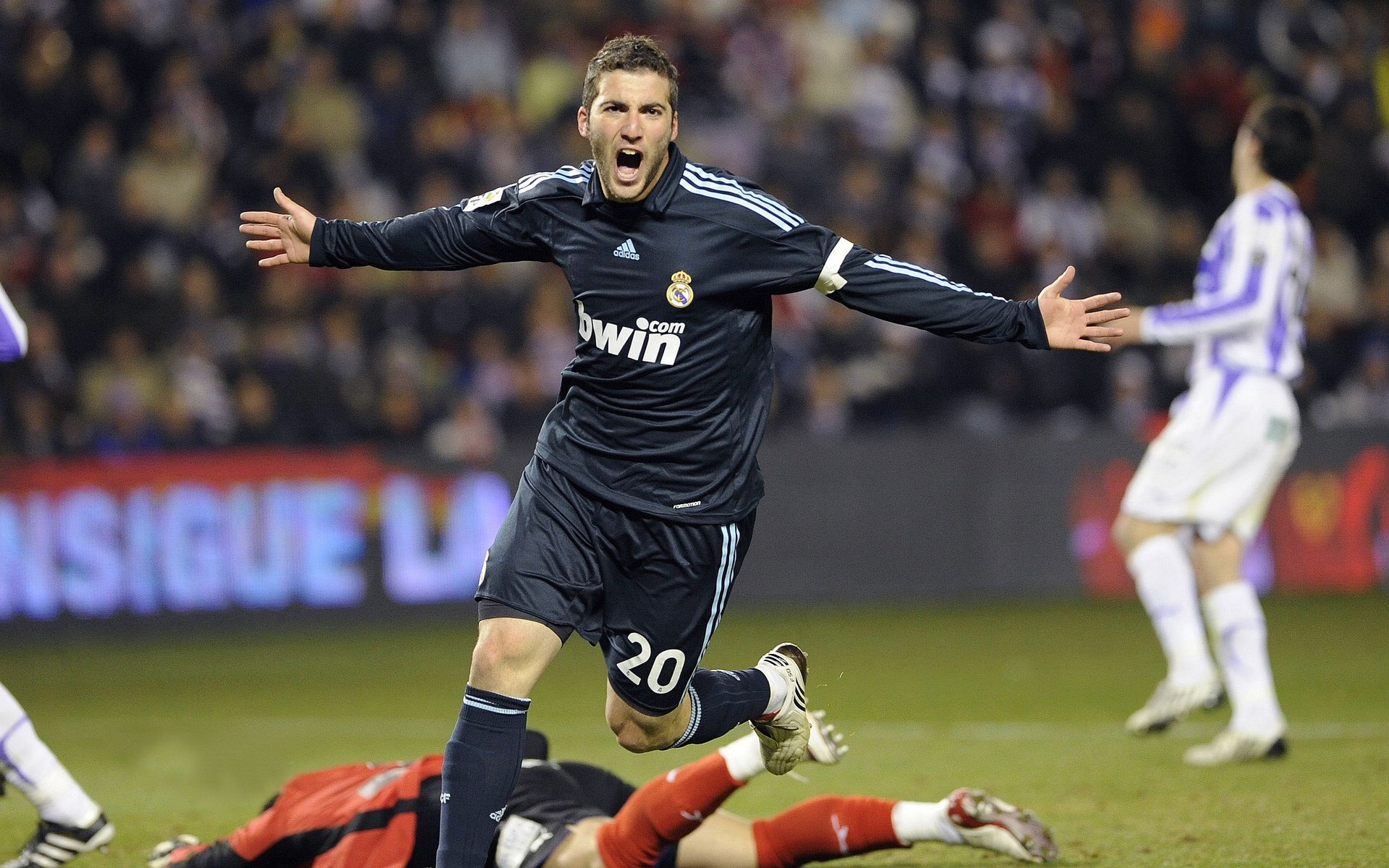 当塔图姆以F1赛车手之姿，在费城街道完成超车绝杀